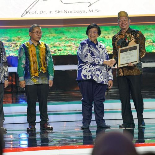 Dukung Gerakan Sekolah Adiwiyata, Wali Kota Tangsel Raih Penghargaan dari KLHK