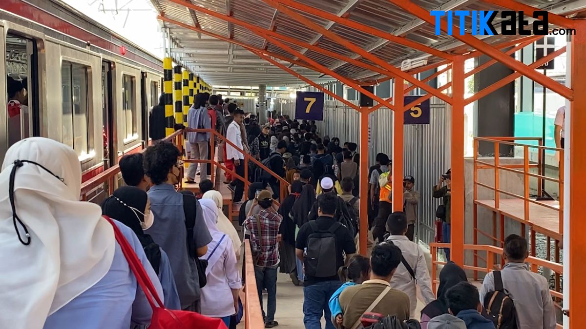 Perubahan Alur Penumpang Imbas Proses Revitalisasi Stasiun Rangkasbitung Membuat Pengguna KRL Kebingungan