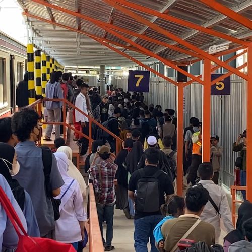 Perubahan Alur Penumpang Imbas Proses Revitalisasi Stasiun Rangkasbitung Membuat Pengguna KRL Kebingungan