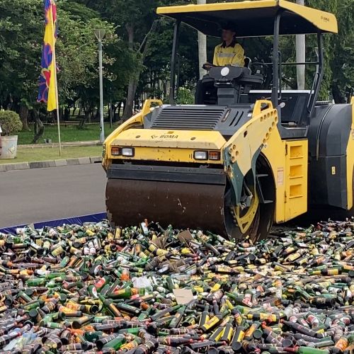 Jelang Tahun Baru, Pemprov DKI Jakarta Musnahkan Ribuan Botol Minuman Beralkohol