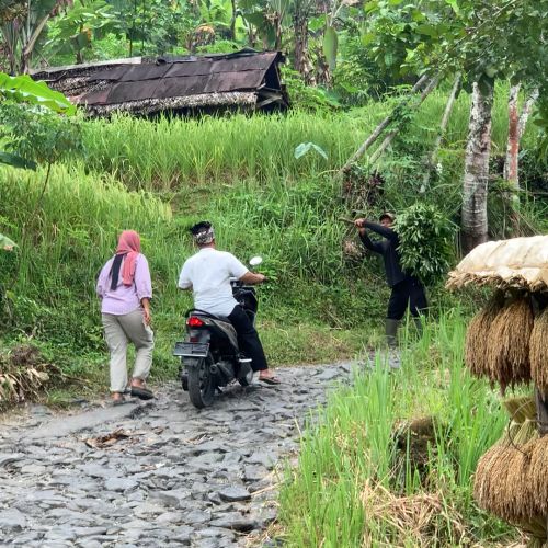 Warga Lebak Pasrah Lewati Jalan Rusak Selama Bertahun-tahun