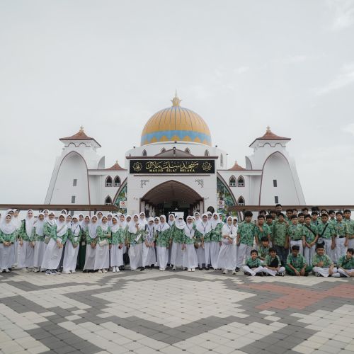 Keunggulan Program English Camp SMP Islam Al Azhar BSD di Malaysia dan Singapura