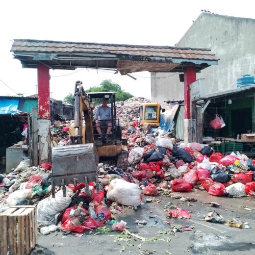 DLH Tangsel Gelar Operasi Bersih Berkala di Pasar Cantik Ciputat