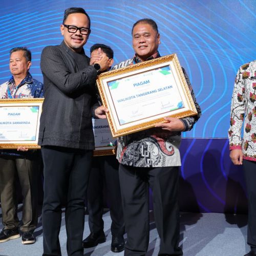 Komitmen Benyamin Davnie Soal Air Bersih Berbuah Penghargaan Nasional