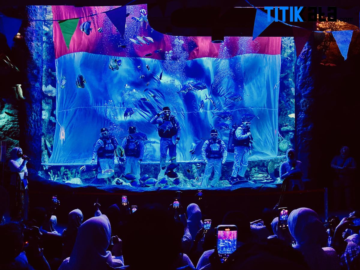 Bendera Merah Putih Raksasa Berkibar di Aquarium BXSea