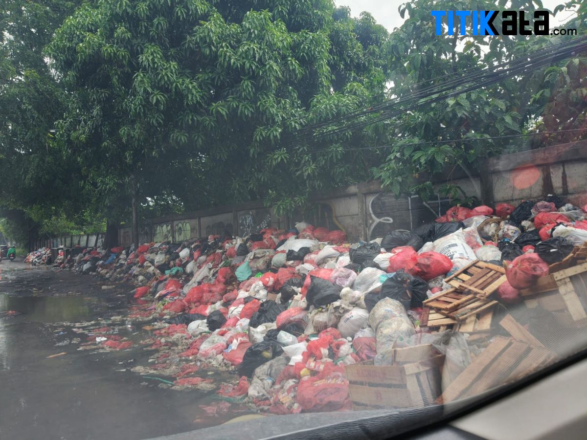 Buang Sampah Bayar, Tapi Kian Menumpuk! Warga Ciputat Curiga Ada 'Pemain' di Otista Raya