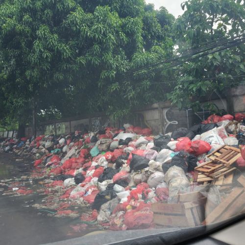 Buang Sampah Bayar, Tapi Kian Menumpuk! Warga Ciputat Curiga Ada 'Pemain' di Otista Raya