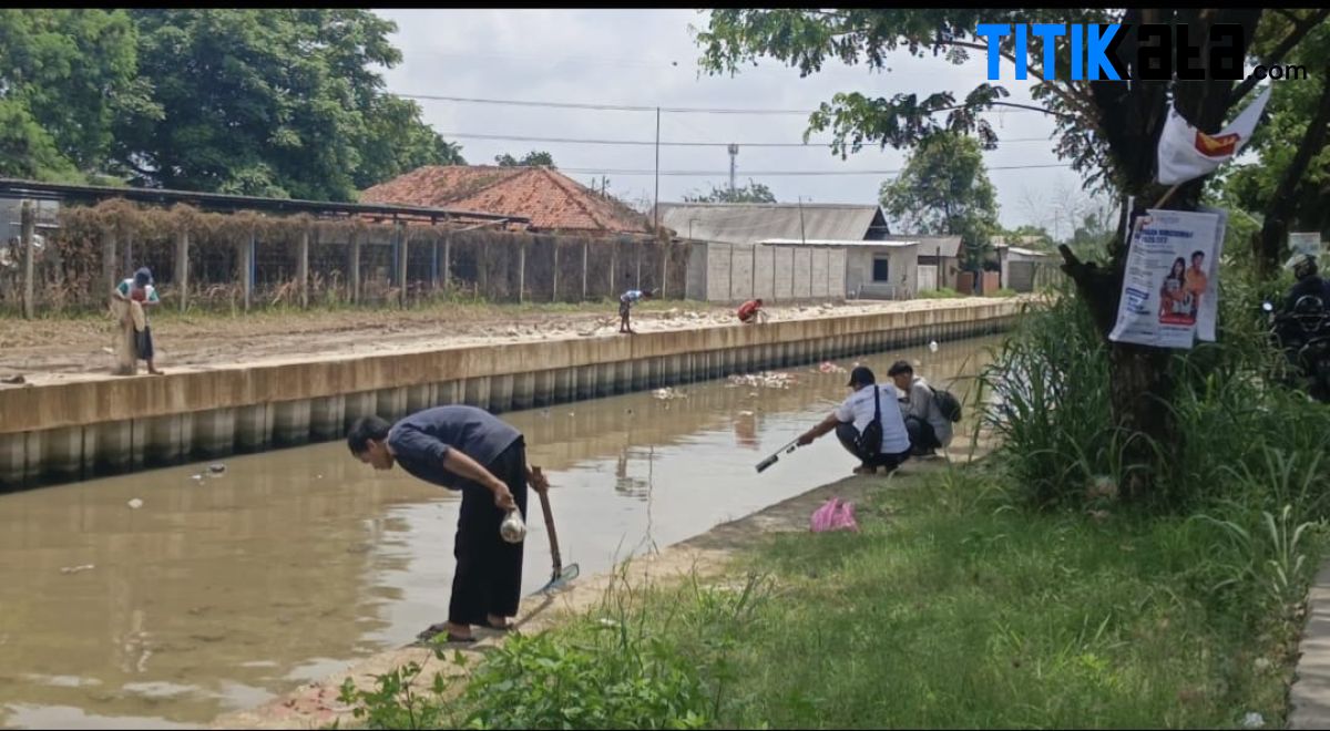 Ikan Mati Imbas Kebakaran Gudang Kimia Tangsel Dipunguti Warga hingga Kabupaten Tangerang
