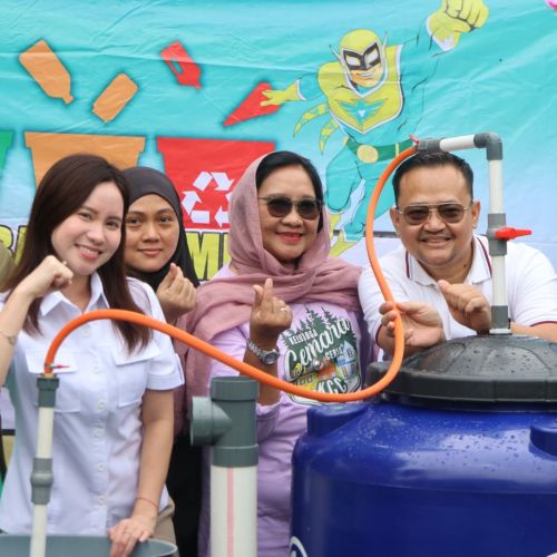 Janji Ditepati, Maria Teresa Serahkan Motor Sampah dan Toren Biogas ke Warga Bukit Nusa Indah