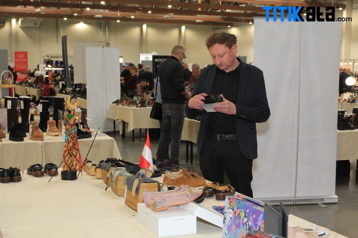 Brand Lokal Ini Tembus Pasar Eropa! CultureNature by Roka Collection Pamer Sepatu Tenun di POLSHOES Fair 2026