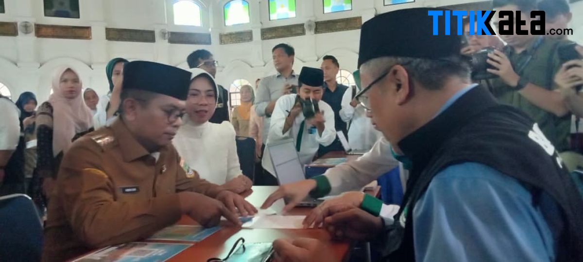 Andra Soni Bayar Zakat di Masjid Raya Al-Bantani, Minta BAZNAS Salurkan Tepat Sasaran