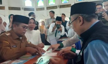Andra Soni Bayar Zakat di Masjid Raya Al-Bantani, Minta BAZNAS Salurkan Tepat Sasaran