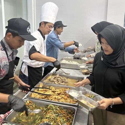 Danish Culinary School Usung Konsep Prasmanan Sajikan Menu Bergizi untuk Siswa SRMA 33 Tangsel