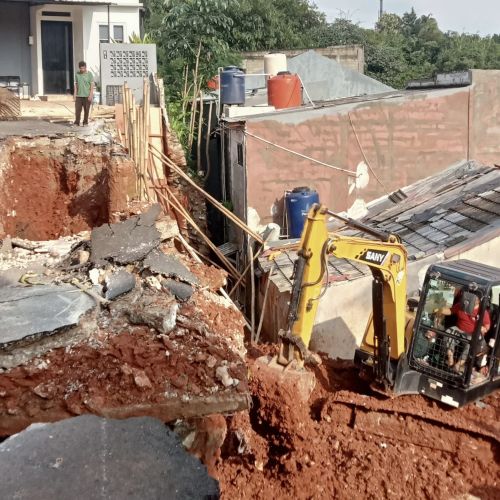 Kesal Penanganan Longsor Lambat, Warga Ngamuk di Kantor Perumahan Narra Village Pamulang