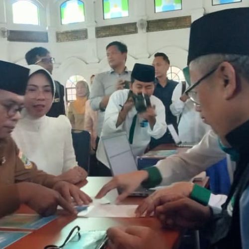 Andra Soni Bayar Zakat di Masjid Raya Al-Bantani, Minta BAZNAS Salurkan Tepat Sasaran