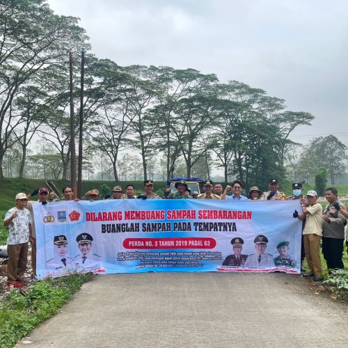 Gerakan Indonesia ASRI, IKPP Serang dan Muspika Kragilan Bersihkan Sampah di Cisereh