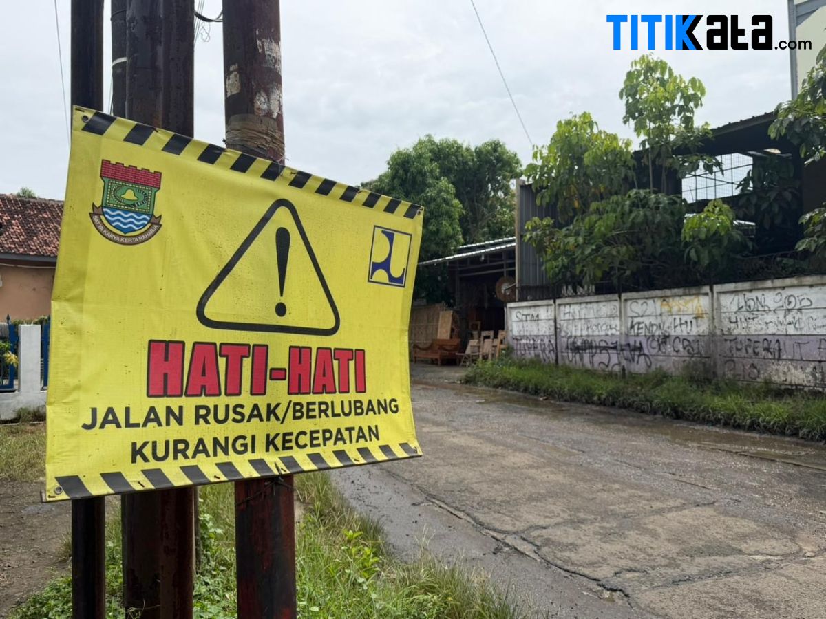 Jalan Rajeg Hancur, Pemkab Tangerang Cuma Pasang Imbauan “Hati-Hati”