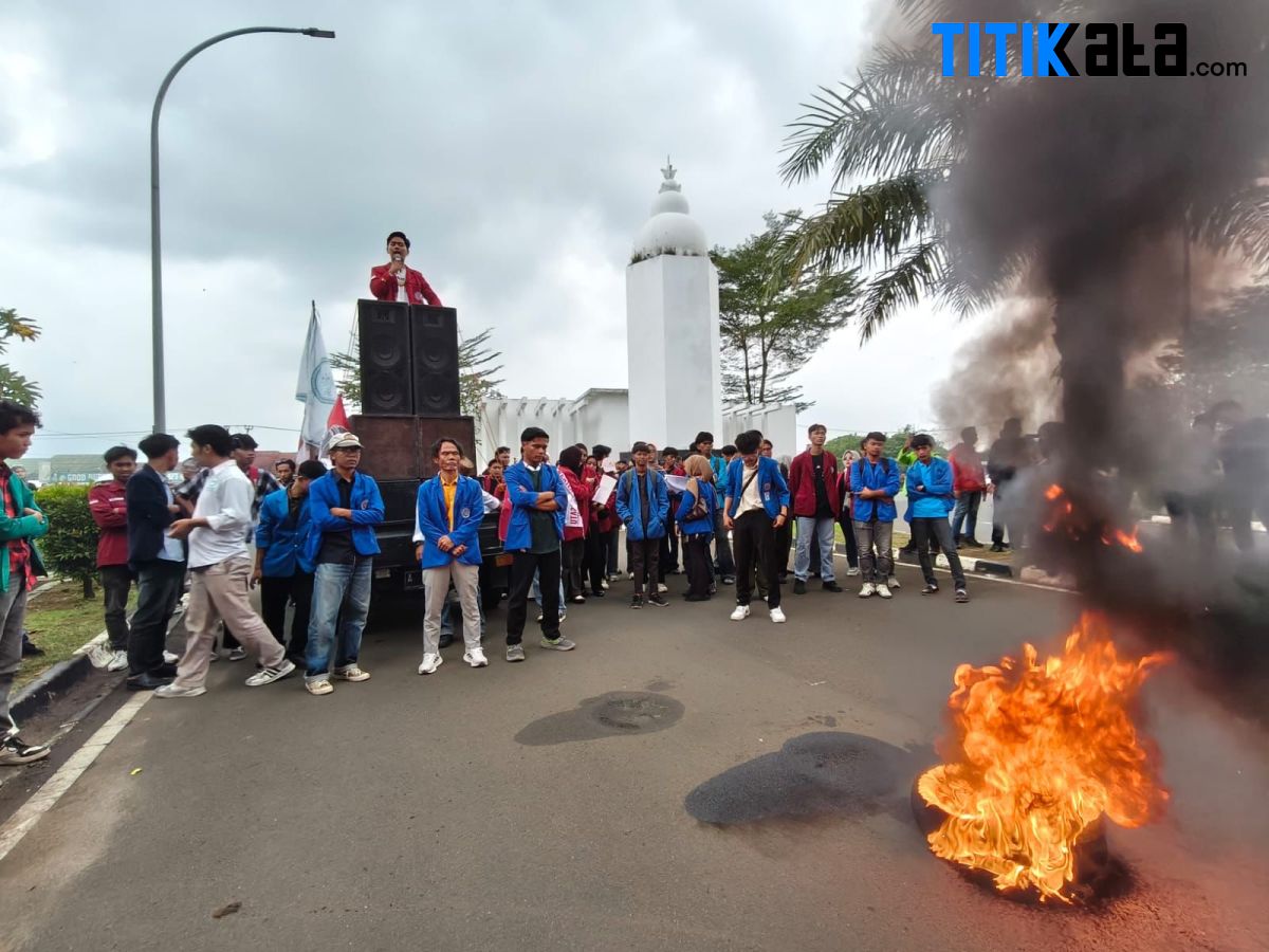 Mahasiswa Kepung Kantor Gubernur Banten, Soroti Krisis Pendidikan di Tanah Jawara