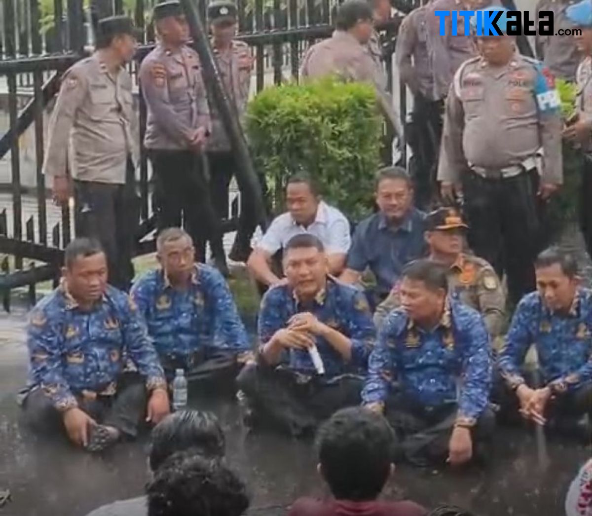 Diguyur Hujan, Sekda Banten Turun Temui Mahasiswa Dialog soal Pendidikan Gratis