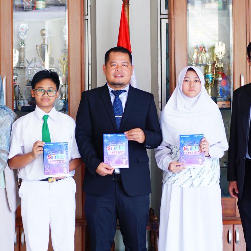 Peluncuran 3 Buku STEM Siswa, SMP Islam Al-Azhar BSD Rayakan Hardiknas dengan Inovasi