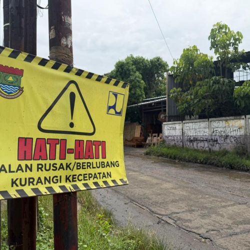 Jalan Rajeg Hancur, Pemkab Tangerang Cuma Pasang Imbauan “Hati-Hati”