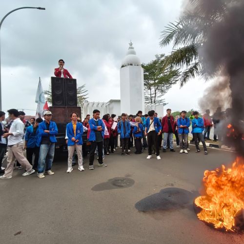 Mahasiswa Kepung Kantor Gubernur Banten, Soroti Krisis Pendidikan di Tanah Jawara