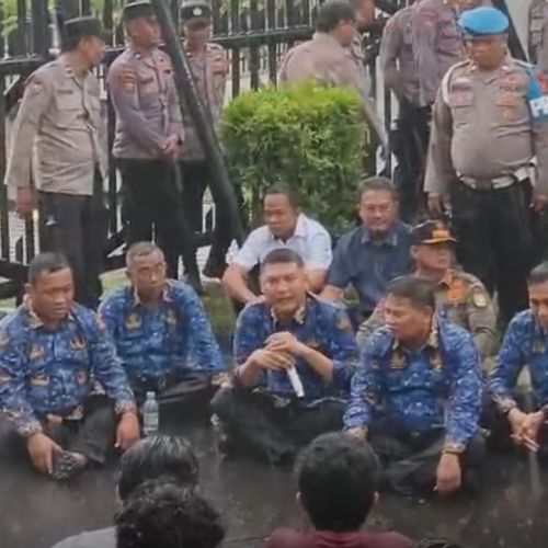 Diguyur Hujan, Sekda Banten Turun Temui Mahasiswa Dialog soal Pendidikan Gratis