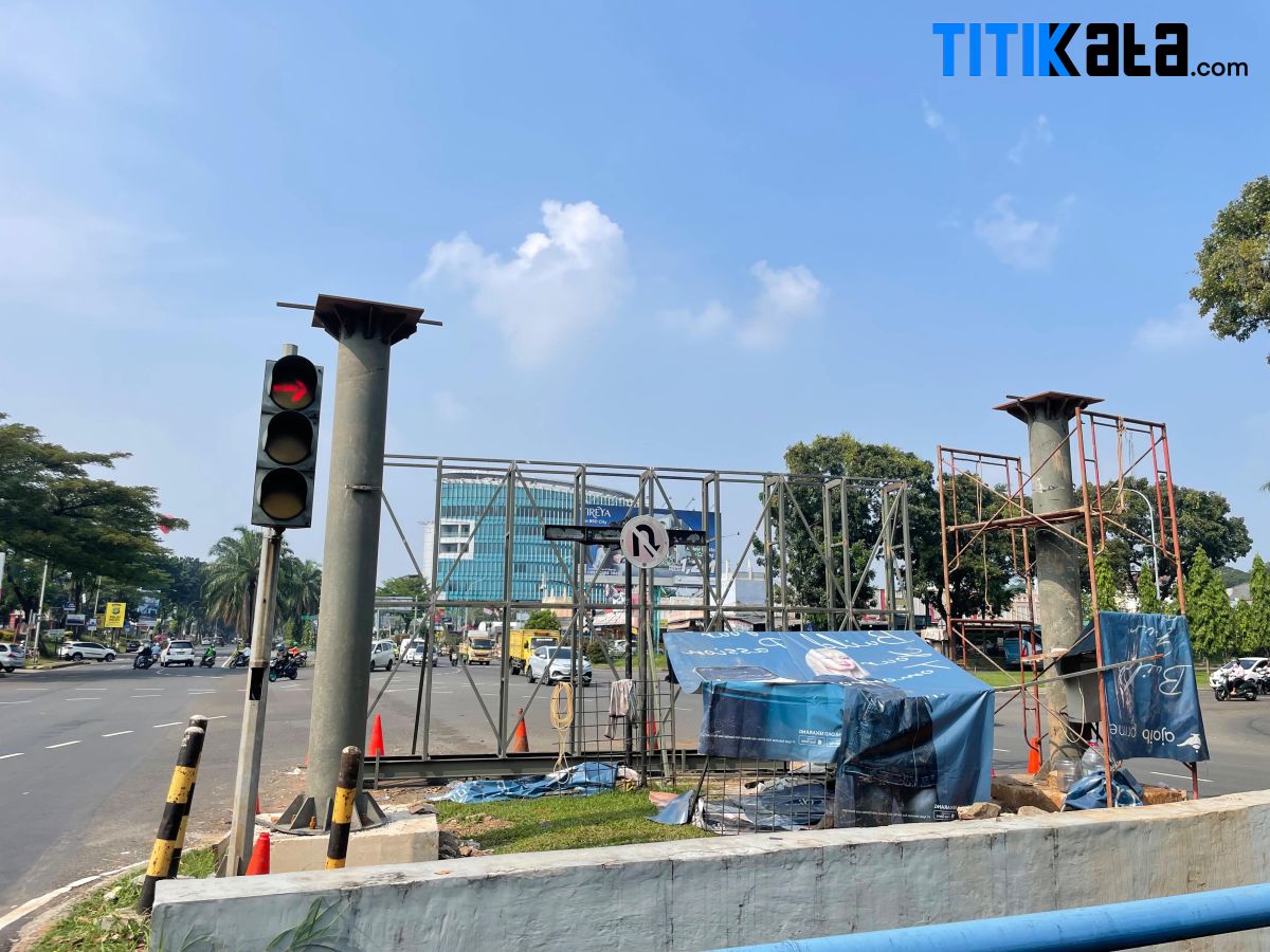 Reklame Raksasa Berdiri di Median Jalan BSD, PBG Masih Jadi Tanda Tanya
