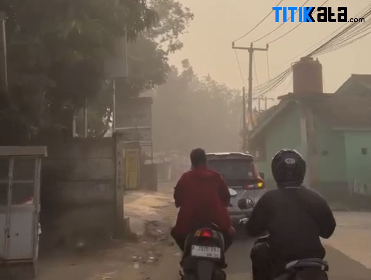 Asap Kebakaran TPA Jatiwaringin Selimuti Permukiman, Warga Keluhkan Gangguan Pernapasan hingga Mengungsi