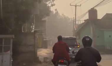 Asap Kebakaran TPA Jatiwaringin Selimuti Permukiman, Warga Keluhkan Gangguan Pernapasan hingga Mengungsi
