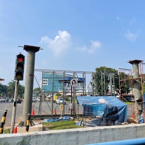 Reklame Raksasa Berdiri di Median Jalan BSD, PBG Masih Jadi Tanda Tanya