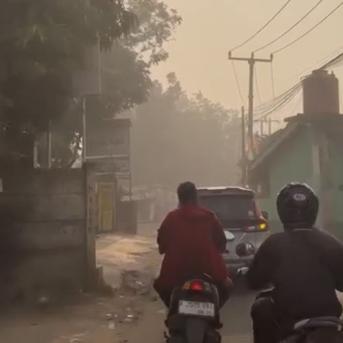 Asap Kebakaran TPA Jatiwaringin Selimuti Permukiman, Warga Keluhkan Gangguan Pernapasan hingga Mengungsi