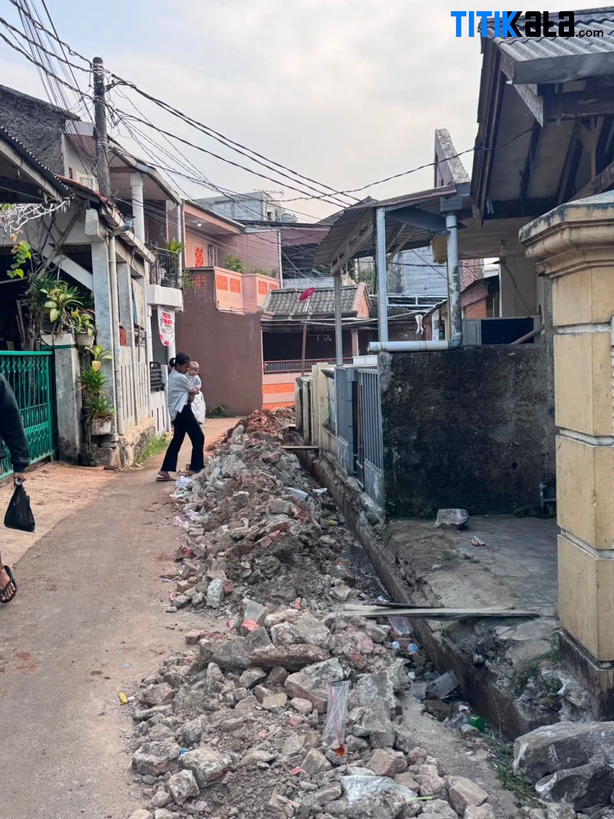 Galian Drainase di Pondok Kacang Timur Layaknya Halang Rintang yang Membahayakan Warga
