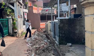Galian Drainase di Pondok Kacang Timur Layaknya Halang Rintang yang Membahayakan Warga