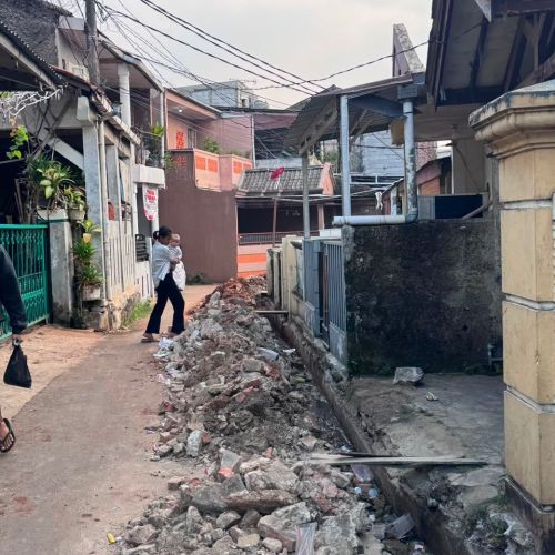 Galian Drainase di Pondok Kacang Timur Layaknya Halang Rintang yang Membahayakan Warga