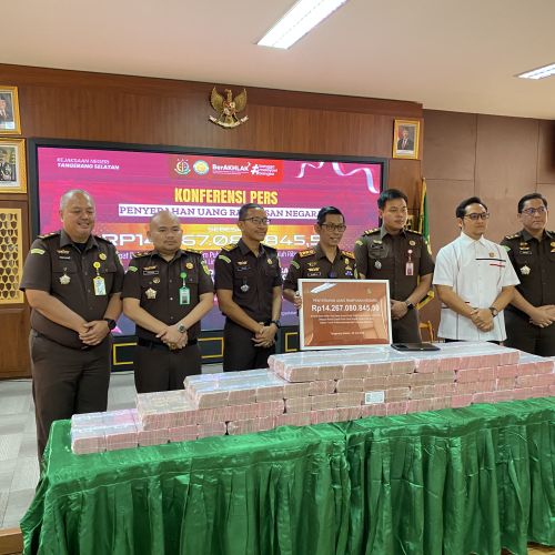 Kejari Tangsel Setor Rp14,2 Miliar Uang Rampasan Kasus Pinjol Ilegal ke Kas Negara