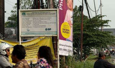 DPUPR Banten Tata Kabel Internet Semrawut di Jalan Aria Putra Tangsel