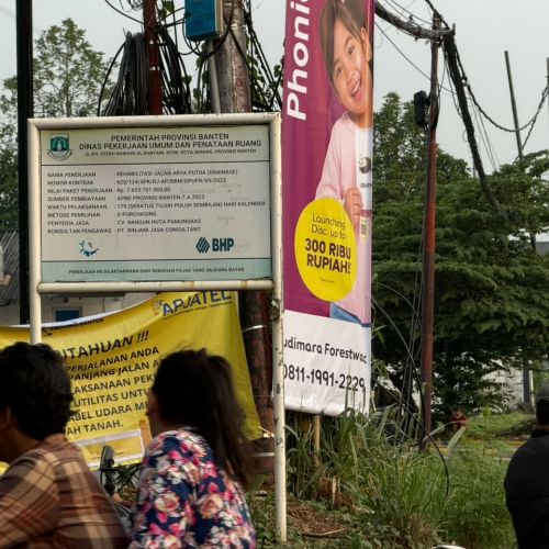DPUPR Banten Tata Kabel Internet Semrawut di Jalan Aria Putra Tangsel
